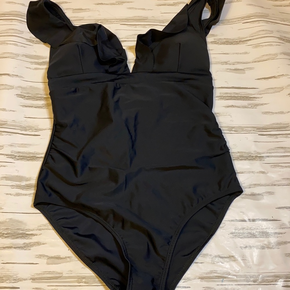 Soyml Women’s Size Medium Black one pc.